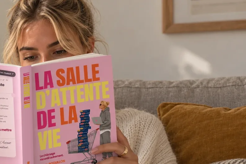 Une lectrice sur son canapé, plongée dans « La salle d'attente de la vie »